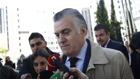 Imagen de archivo de Luis Bárcenas, extesorero del PP, a la salida de los juzgados. Imagen de archivo de Luis Bárcenas, extesorero del PP, a la salida de los juzgados./ Europa Press