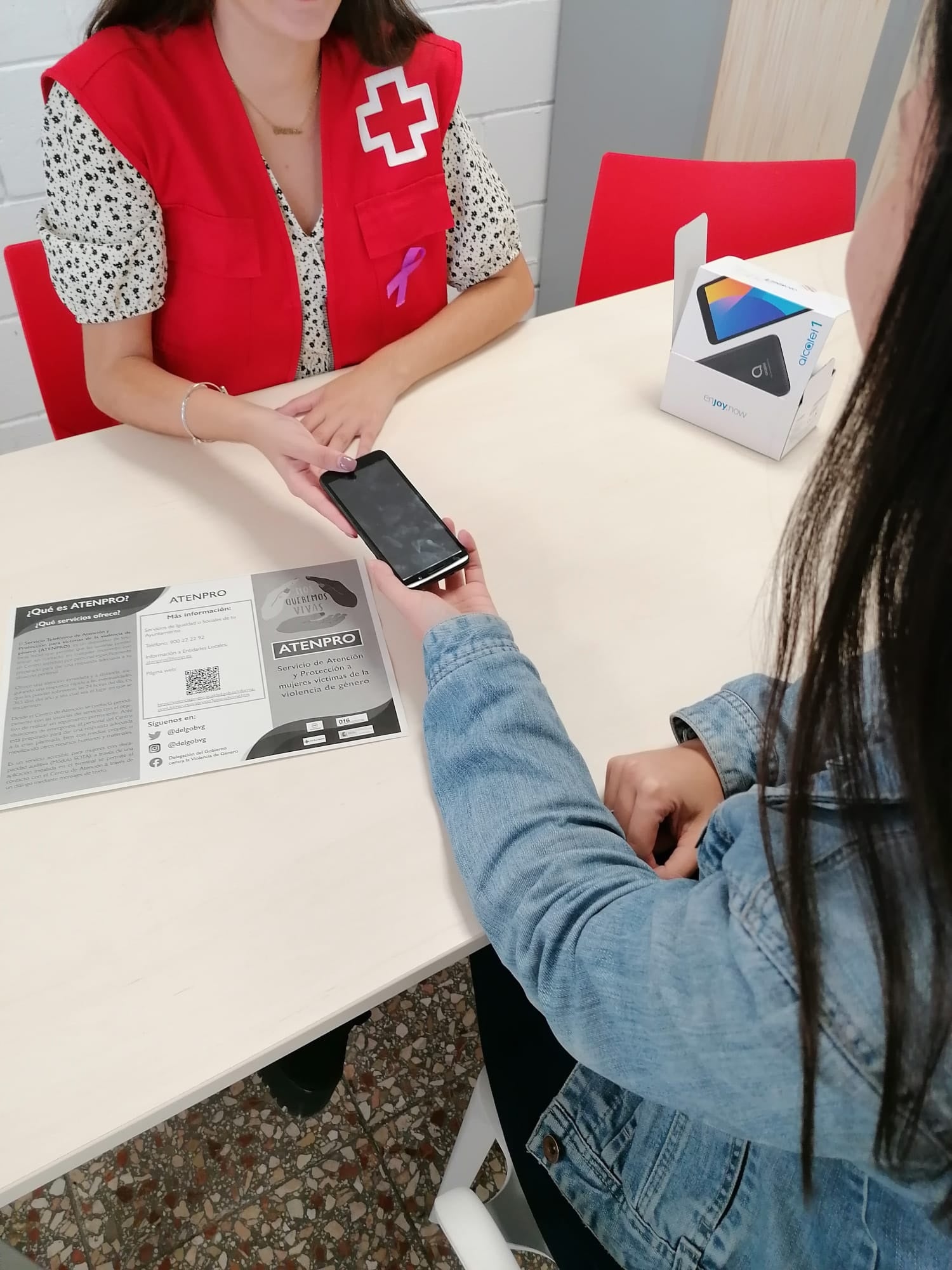 Doscientas mujeres víctimas de violencia de género llevan en Elche dispositivos que les permiten recibir atención inmediata Doscientas mujeres víctimas de violencia de género llevan en Elche dispositivos que les permiten recibir atención inmediata