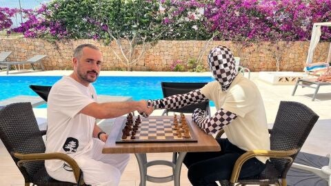 El fundador de Chess in Ibiza, Nicol&ograve; Napoli, es un maestro ajedrecista italiano afincado en Ibiza. Bienvenido. 