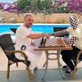 El fundador de Chess in Ibiza, Nicolò Napoli, es un maestro ajedrecista italiano afincado en Ibiza. Bienvenido. 