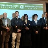 Los galardonados posan con sus premios
