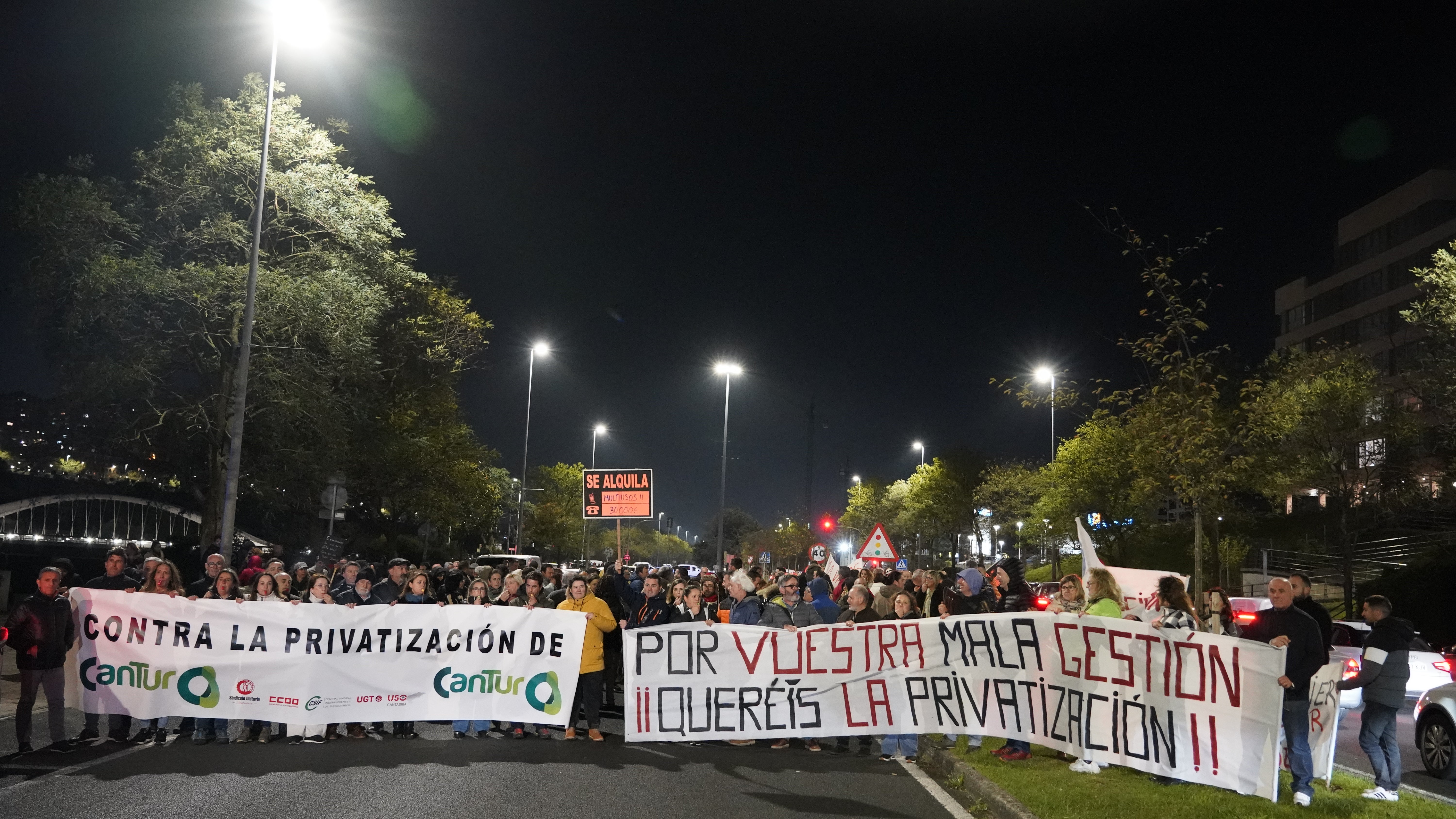 Cerca de 300 personas protestan contra la privatización de los servicios de hostelería de Alto Campoo Cerca de 300 personas protestan contra la privatización de los servicios de hostelería de Alto Campoo