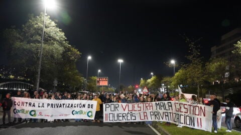 Cerca de 300 personas protestan contra la privatizaci&oacute;n de los servicios de hosteler&iacute;a de Alto Campoo