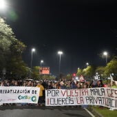 Cerca de 300 personas protestan contra la privatización de los servicios de hostelería de Alto Campoo