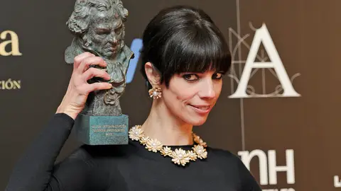 Maribel Verdú sostiene su Goya por 'Blancanieves' tras la ceremonia del año 2013 Maribel Verdú sostiene su Goya por 'Blancanieves' tras la ceremonia del año 2013