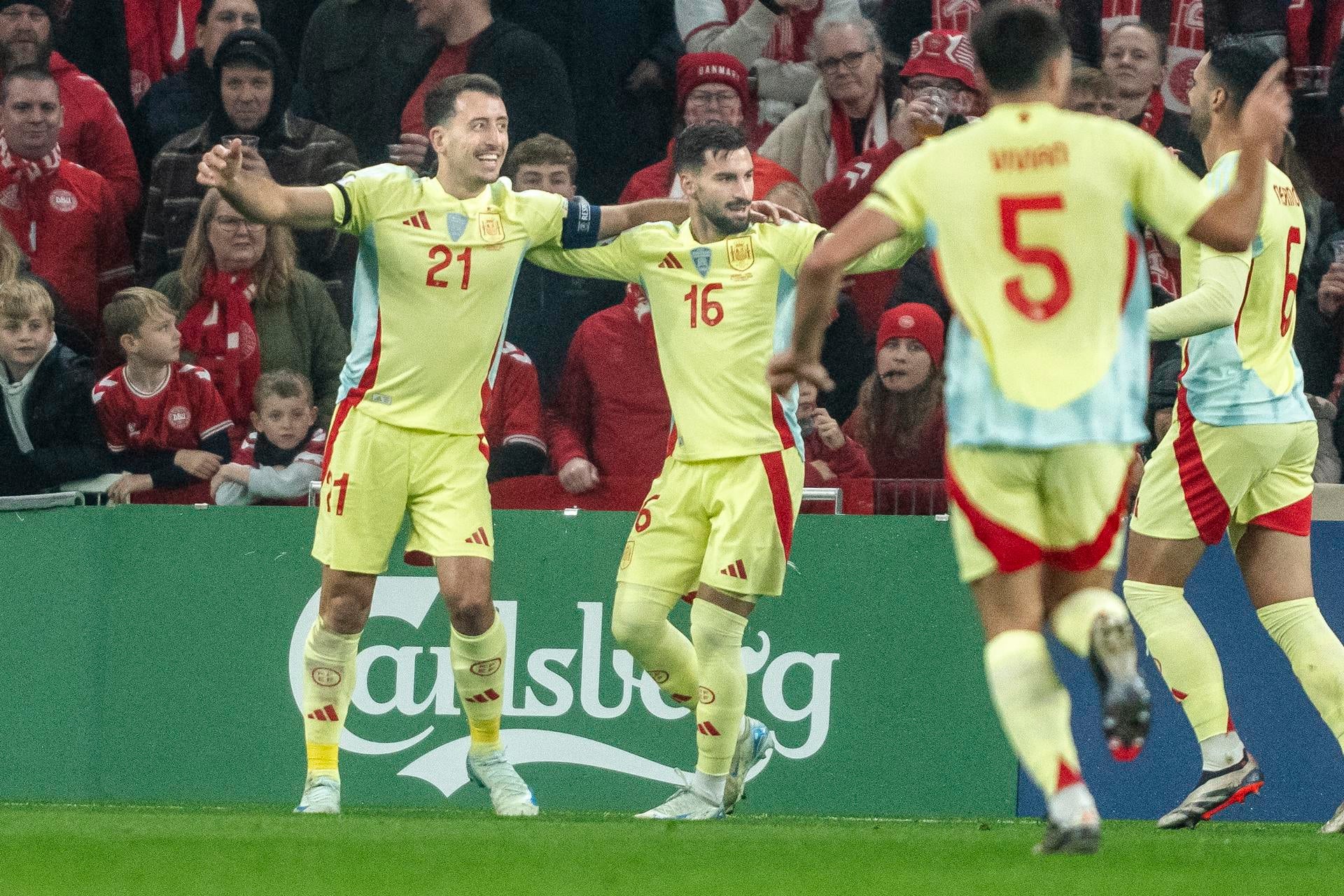 España gana a Dinamarca con suspense final para terminar como líder de grupo España gana a Dinamarca con suspense final para terminar como líder de grupo