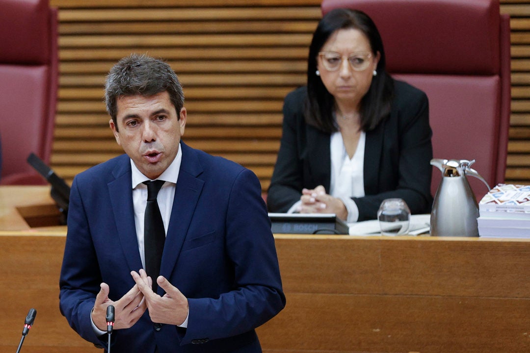 La explicación de Mazón a por qué llegó tarde a la reunión del CECOPI: "No fue fácil, el tráfico alargó mi llegada" La explicación de Mazón a por qué llegó tarde a la reunión del CECOPI: "No fue fácil, el tráfico alargó mi llegada"