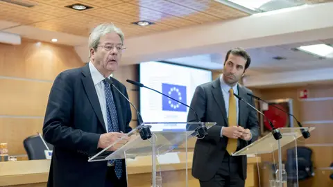 El ministro de Economía, Comercio y Empresa, Carlos Cuerpo (d), y el comisario europeo de Economía, Paolo Gentiloni (i). El ministro de Economía, Comercio y Empresa, Carlos Cuerpo (d), y el comisario europeo de Economía, Paolo Gentiloni (i).
