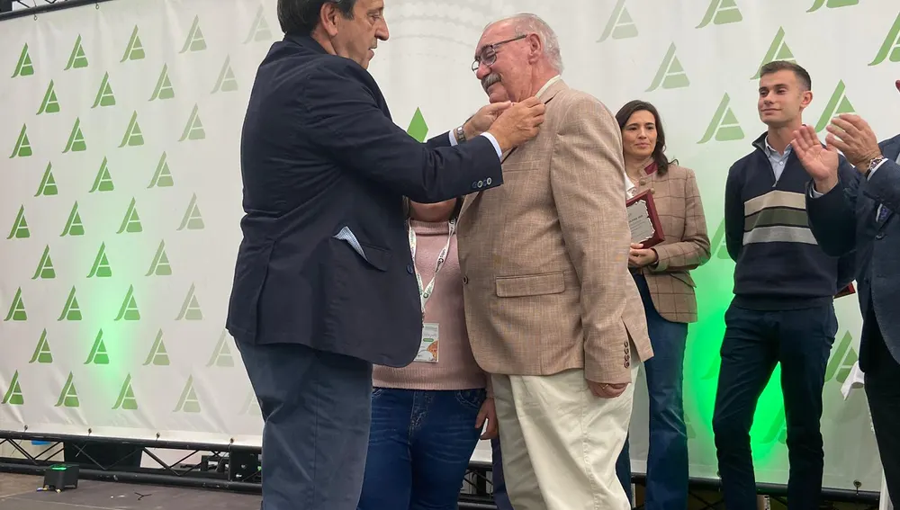 Insignia de oro para Eugenio Arias Insignia de oro para Eugenio Arias