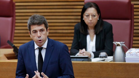 El president de la Generalitat, Carlos Maz&oacute;n comparece en Les Corts durante el pleno.