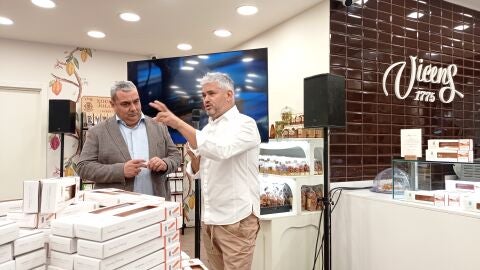 Nando Jubany a la botiga de Torrons Vicens de La Rambla de Barcelona