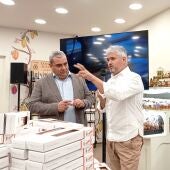 Nando Jubany a la botiga de Torrons Vicens de La Rambla de Barcelona