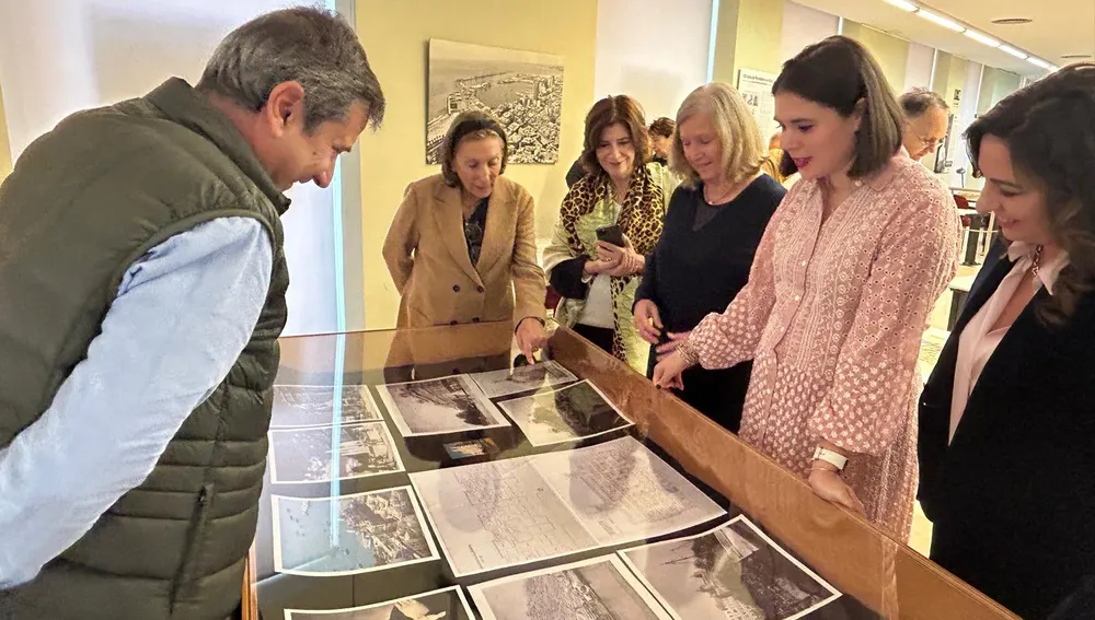 Nayma Beldjilali con descendientes de Enrique Carbonell y miembros de la Comisión Organizadora Nayma Beldjilali con descendientes de Enrique Carbonell y miembros de la Comisión Organizadora