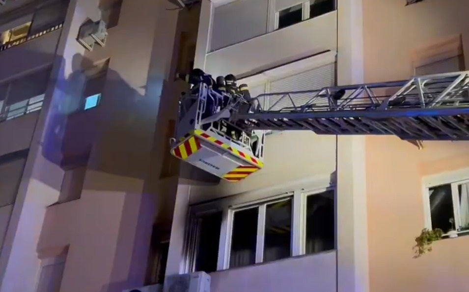 Al menos ocho heridos por el incendio en una vivienda en Carabanchel (Madrid) Al menos ocho heridos por el incendio en una vivienda en Carabanchel (Madrid)