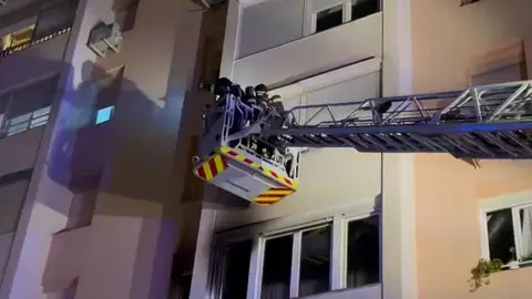 Los servicios de emergencias extinguen el incendio en Carabanchel (Madrid) Los servicios de emergencias extinguen el incendio en Carabanchel (Madrid)