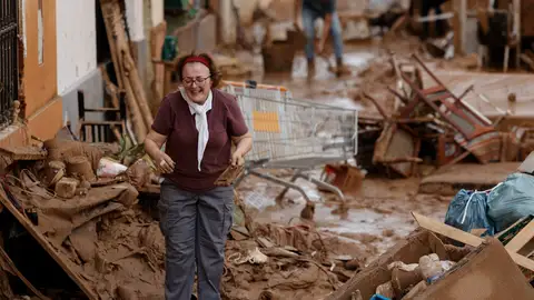 Imagen del pasado 1 de noviembre de vecinos de Paiporta trabajando en la limpieza de calles, locales y viviendas de la localidad. Las secuelas psicológicas de las víctimas de la Dana, similares a las de una guerra