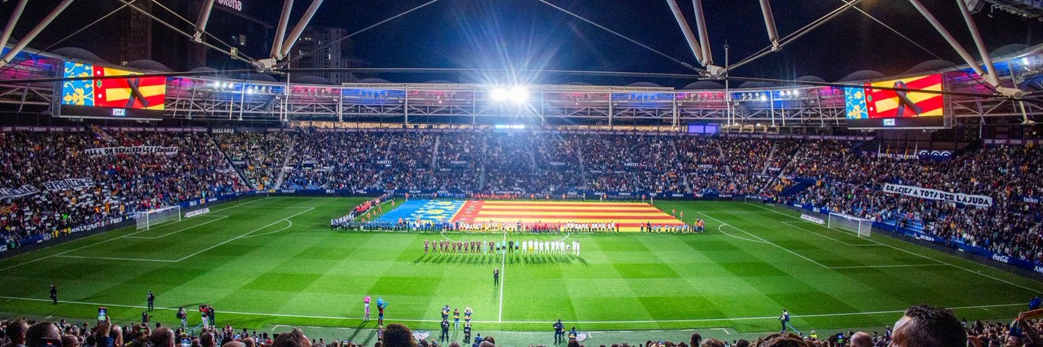 El Levante brinda un emotivo homenaje a los afectados por la DANA El Levante brinda un emotivo homenaje a los afectados por la DANA