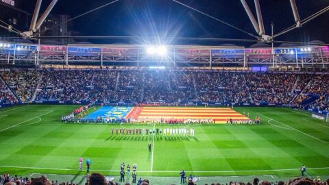 El Levante brinda un emotivo homenaje a los afectados por la DANA