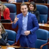 El portavoz del PSOE en la Asamblea, Juan Lobato, interviene durante un pleno en la Asamblea de Madrid, a 14 de noviembre de 2024, en Madrid.