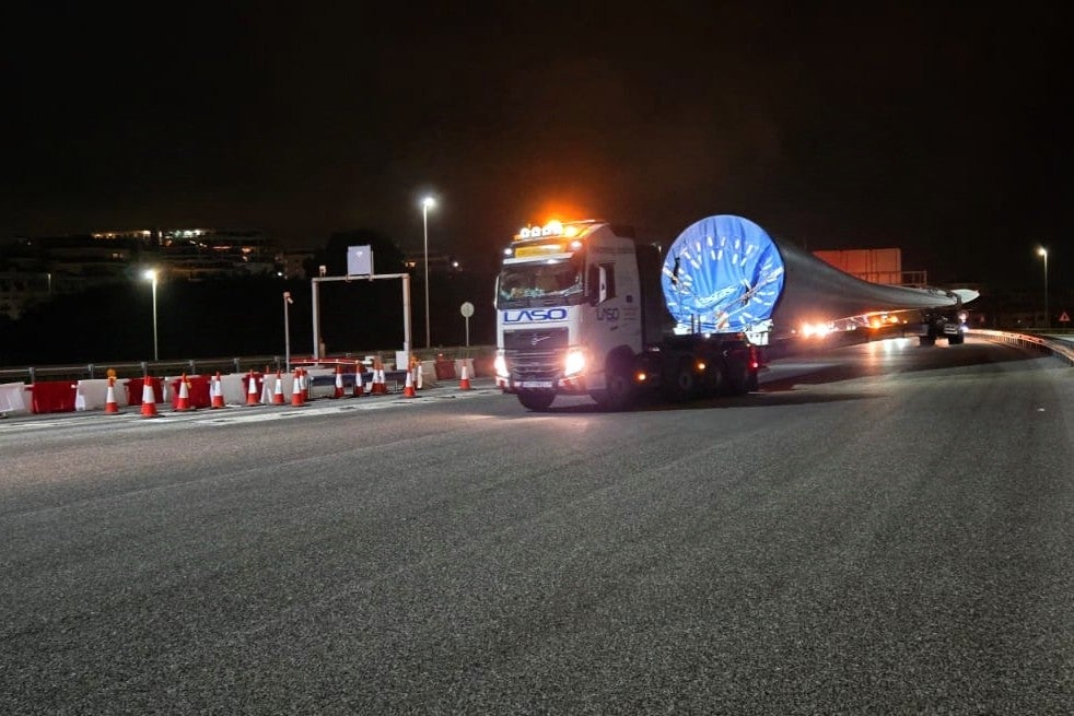 Un transporte especial de aerogeneradores para un parque eólico supondrá el cierre de la autopista AP-7 esta noche Un transporte especial de aerogeneradores para un parque eólico supondrá el cierre de la autopista AP-7 esta noche