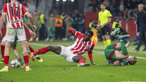 Caicedo pugna por un bal&oacute;n