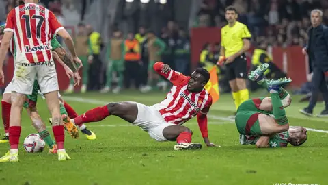 Caicedo pugna por un balón Caicedo pugna por un balón