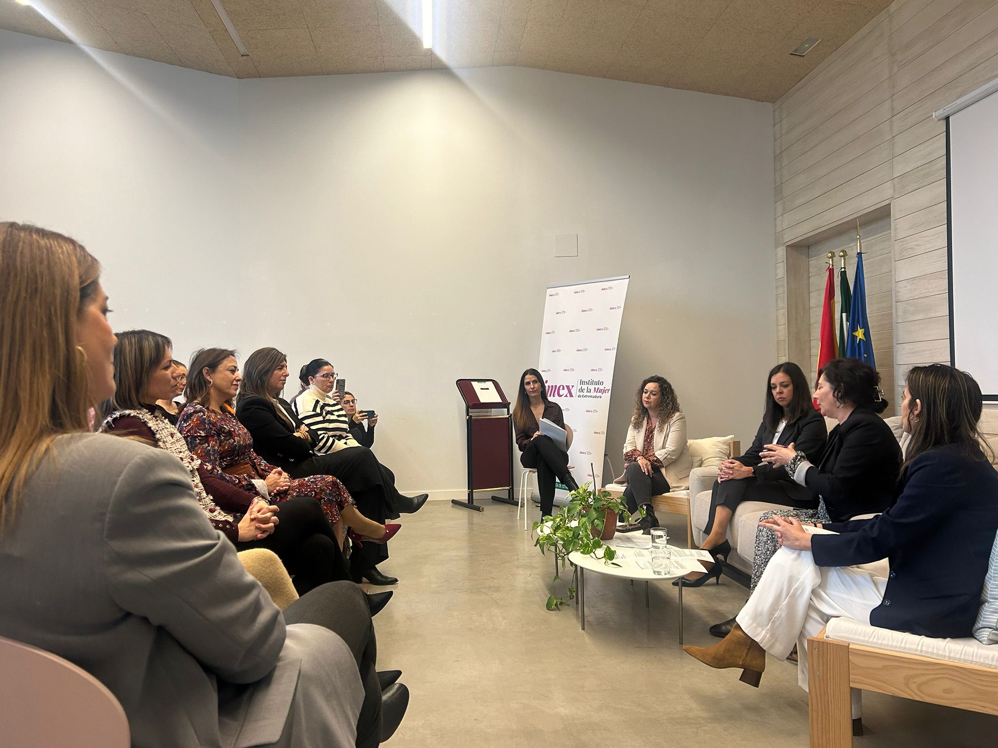 La Junta resalta la importancia de la inserción laboral de las víctimas de violencia de género durante una mesa redonda por el 25N La Junta resalta la importancia de la inserción laboral de las víctimas de violencia de género durante una mesa redonda por el 25N