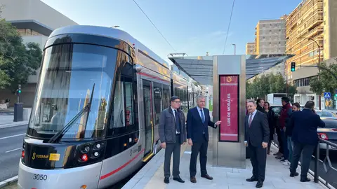 El alcalde de Sevilla José Luis Sanz, junto al delegado de movilidad Álvaro Pimentel y el gerente de Tussam Manuel Torreglosa El alcalde de Sevilla José Luis Sanz, junto al delegado de movilidad Álvaro Pimentel y el gerente de Tussam Manuel Torreglosa
