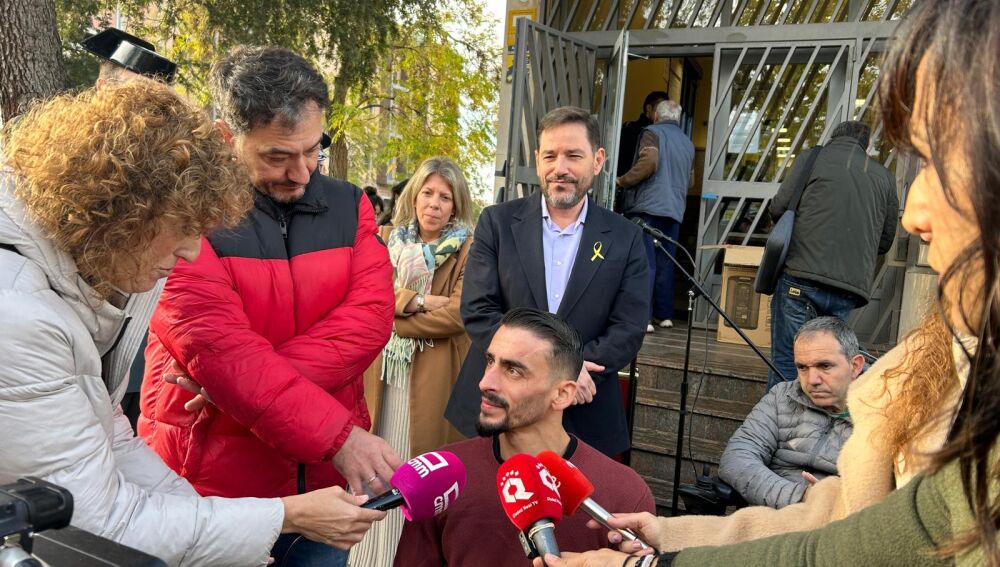 Fran Lara atendiendo a los medios