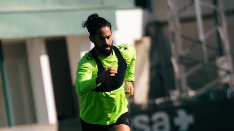 Isco Alarc&oacute;n, sobre el c&eacute;sped de la Ciudad Deportiva Luis del Sol.