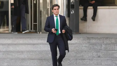 El directivo del Instituto de Empresa Juan José Güemes, a su salida de los juzgados de la Plaza de Castilla El directivo del Instituto de Empresa Juan José Güemes, a su salida de los juzgados de la Plaza de Castilla/ EFE/ Borja Sanchez-Trillo