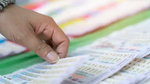 Participaciones en la Lotería de Navidad 2024: qué son y cuánto puedes ganar Participaciones en la Lotería de Navidad 2024: qué son y cuánto puedes ganar