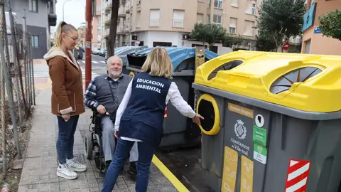 La vicealcaldesa de Vila-real, María Fajardo, ha asistido a supervisar los nuevos contenedores adaptados. La vicealcaldesa de Vila-real, María Fajardo, ha asistido a supervisar los nuevos contenedores adaptados.