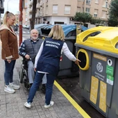 La vicealcaldesa de Vila-real, María Fajardo, ha asistido a supervisar los nuevos contenedores adaptados. La vicealcaldesa de Vila-real, María Fajardo, ha asistido a supervisar los nuevos contenedores adaptados.