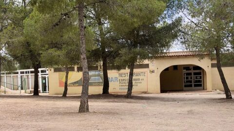 Arrancan en Polop de la Marina las obras para construir un gimnasio y nuevos vestuarios en la zona de la piscina