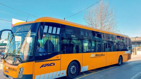 Uno de los autobuses de Metrobus que presta servicio de refuerzo.