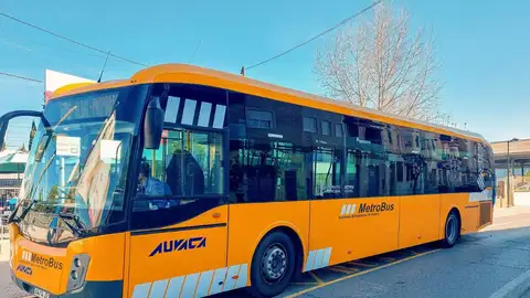 Uno de los autobuses de Metrobus que presta servicio de refuerzo. Uno de los autobuses de Metrobus que presta servicio de refuerzo.