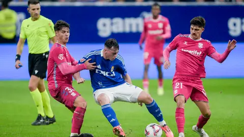 17-11-2024 Fede Viñas protege el balón ante dos rivales 17-11-2024 Fede Viñas protege el balón ante dos rivales