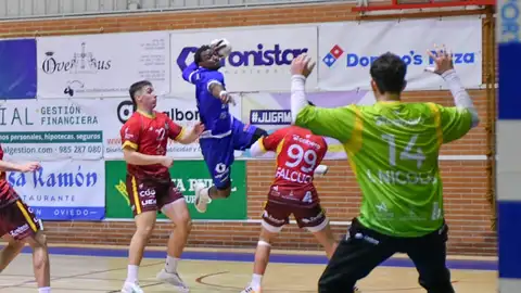 18-11-2024 Una jugada del Base Oviedo-Recoletas 18-11-2024 Una jugada del Base Oviedo-Recoletas