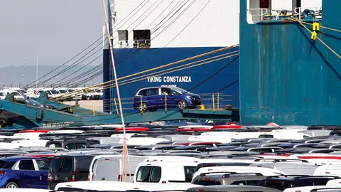 Imagen de archivo de un ferrry cargando vehículos de la marca Citroën en el puerto de Bouzas. Imagen de archivo de un ferrry cargando vehículos de la marca Citroën en el puerto de Bouzas.