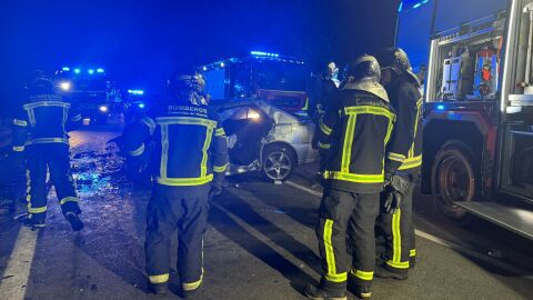 Bomberos de la Comunidad de Madrid durante su intervenci&oacute;n en el rescate de personas atrapadas en veh&iacute;culos tras un accidente de tr&aacute;fico