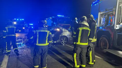 Dos heridos graves y cuatro leves tras el choque entre tres vehículos en la carretera de Camarma de Esteruelas Bomberos de la Comunidad de Madrid durante su intervención en el rescate de personas atrapadas en vehículos tras un accidente de tráfico