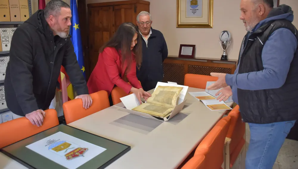 El alcalde de Albendea, Luis Enrique Pérez, a la derecha, junto al pergamino restaurado El alcalde de Albendea, Luis Enrique Pérez, a la derecha, junto al pergamino restaurado