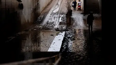 Continúan las labores de limpieza en Algemesí (Valencia), localidad afectada por la dana, este viernes. Continúan las labores de limpieza en Algemesí (Valencia), localidad afectada por la dana, este viernes. EFE/ Villar Lopez