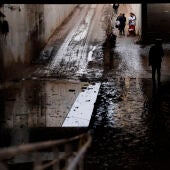 Continúan las labores de limpieza en Algemesí (Valencia), localidad afectada por la dana, este viernes. EFE/ Villar Lopez