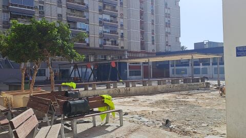 Obras en la plaza de los 'pisos azules' de Elche. 