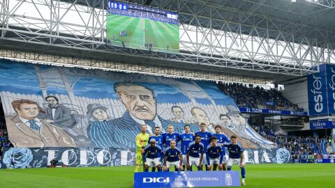 18-11-2024 El Real Ovied posa ante el tifo del 30 aniversario de Symmachiarii en el partido ante el Tenerife (3-1)