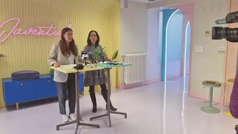 Cristina Navarro, directora gerente del IAJ y Merche Barcelona, trabajadora social de ARBADA Cristina Navarro, directora gerente del IAJ y Merche Barcelona, trabajadora social de ARBADA