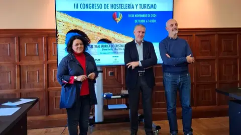 Más de 100 expertos y profesionales turísticos debaten sobre turismofobia y el Real Decreto de Registro de Viajeros Han participado en la tercera edición del Congreso de Turismo que ha organizado FESTUR en la Real Fábrica de Cristales. Aquí han puesto de manifiesto que Segovia no sufre, salvo días y horas concretas, una masificación turística y han pedido al Gobierno, no solo que prorrogue la entrada en vigor del Real Decreto de Registro de Viajeros, previsto para el día 2 de enero, sino que se suspenda hasta llegar a un acuerdo de consenso.