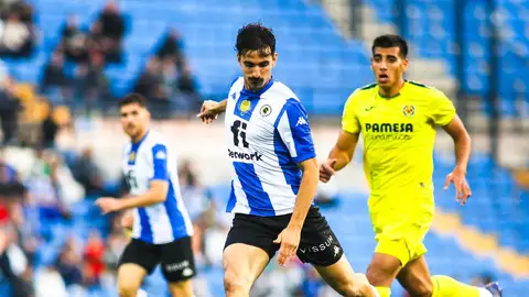 Soldevila se dispone a golpear el balón ante un jugador del Villarreal B. Soldevila se dispone a golpear el balón ante un jugador del Villarreal B.